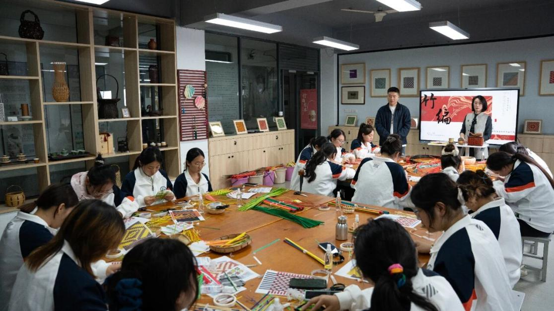 为非遗“添彩”，为青春“赋能”：江苏建院的文化育人新实践